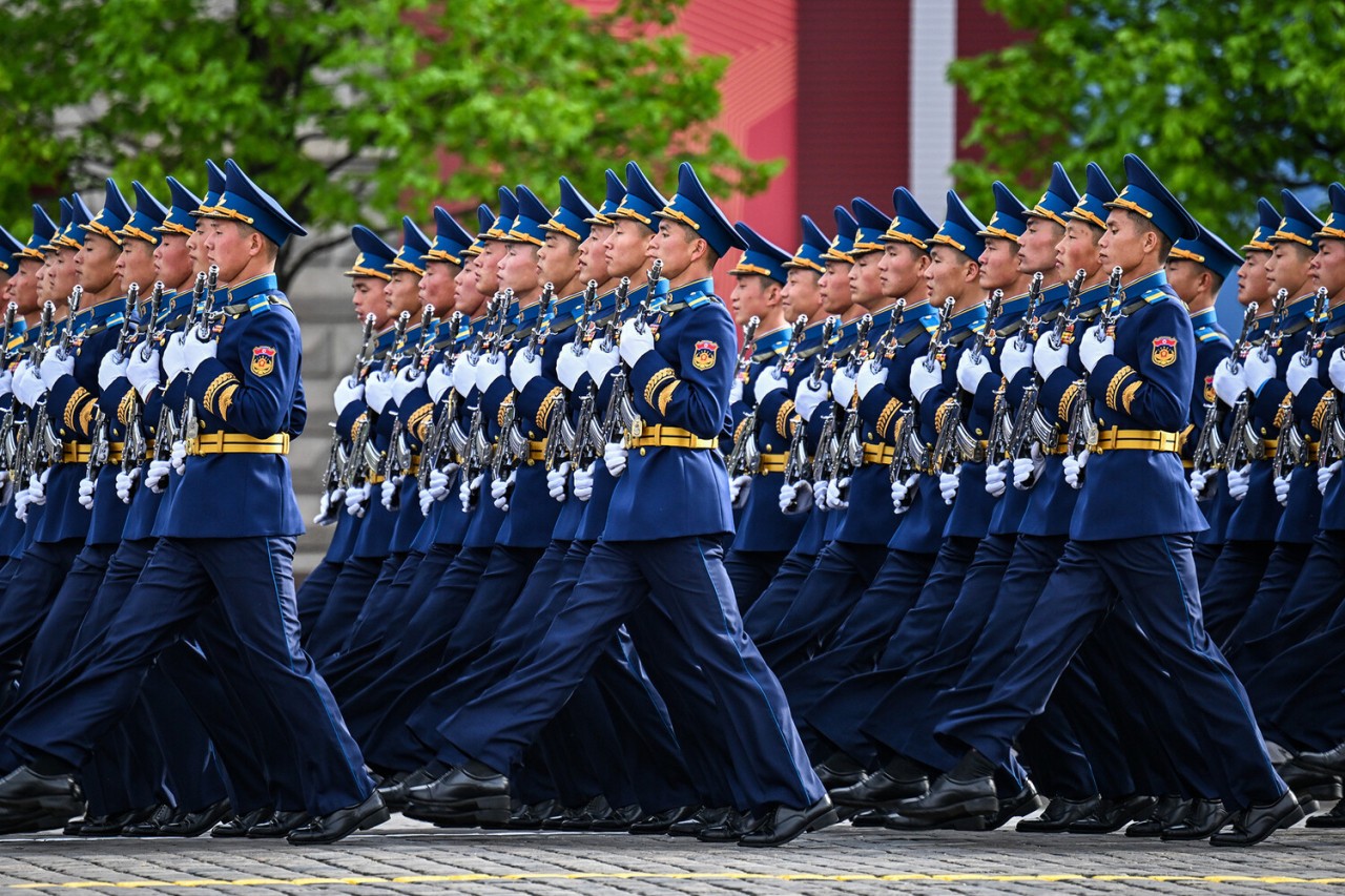 Üç prezident olub, bir də özü - Putinin silah-sursatsız ilk paradı (FOTOLAR)