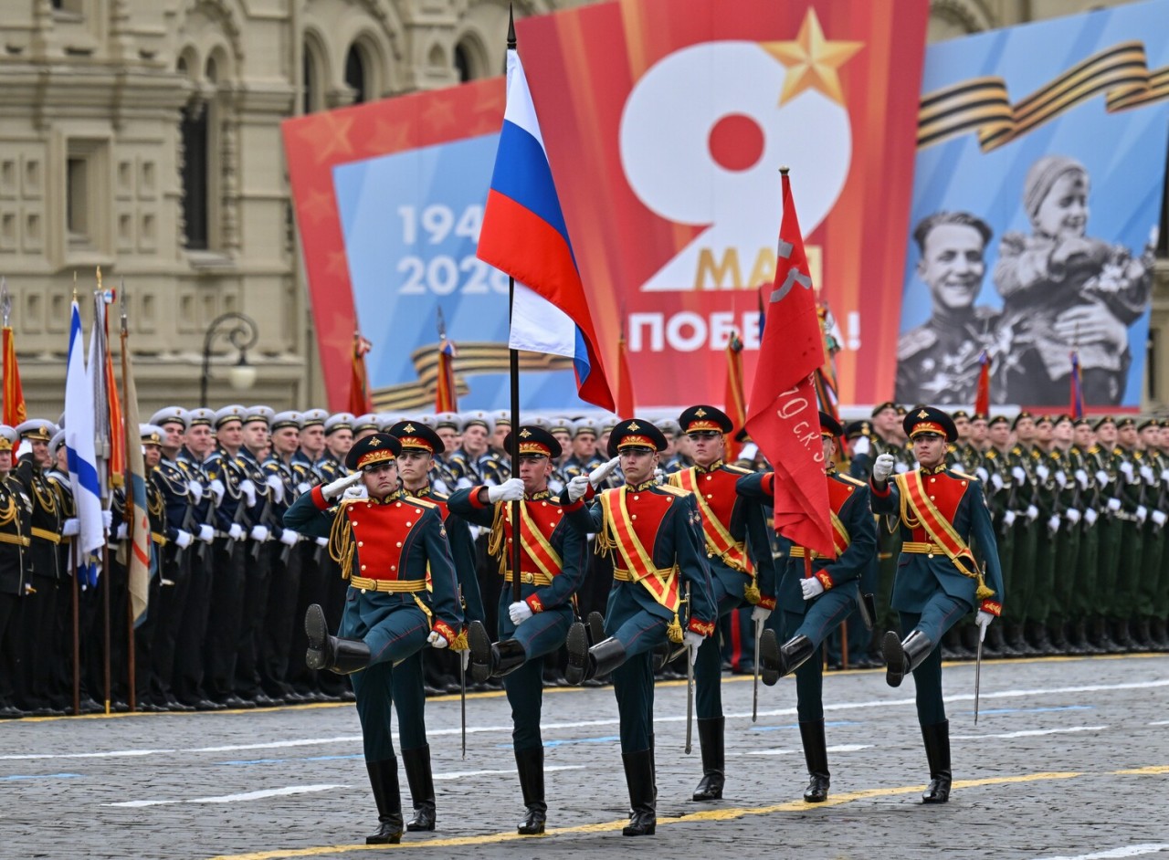 Üç prezident olub, bir də özü - Putinin silah-sursatsız ilk paradı (FOTOLAR)