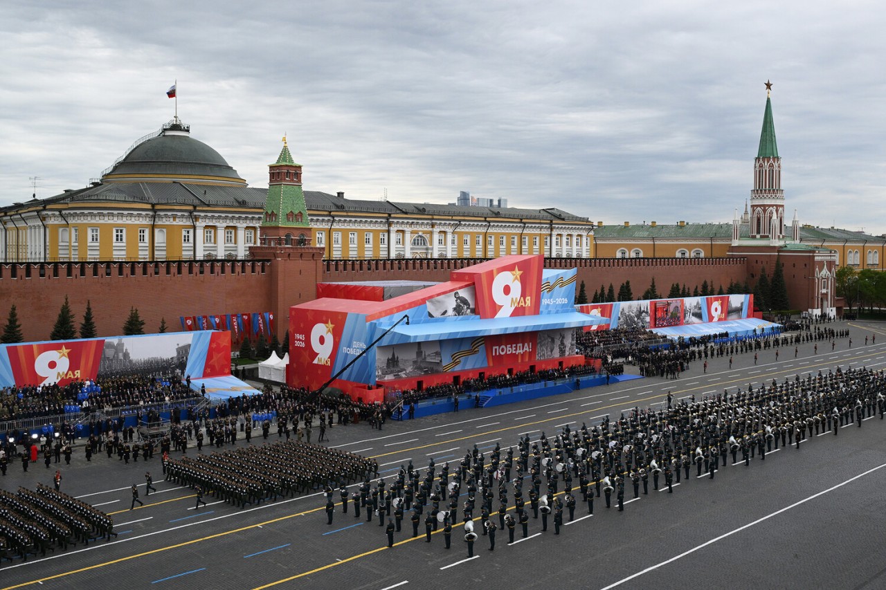 Üç prezident olub, bir də özü - Putinin silah-sursatsız ilk paradı (FOTOLAR)