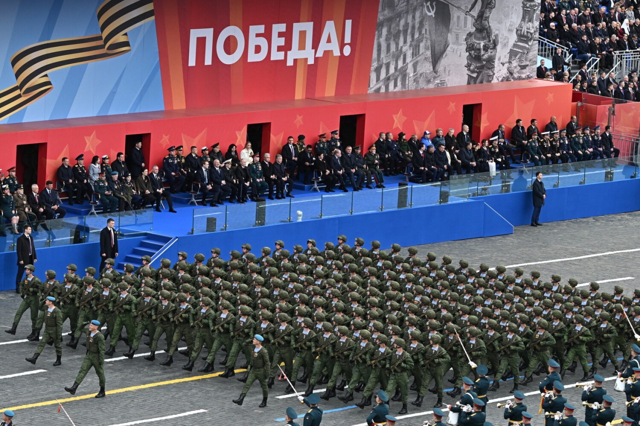 Üç prezident olub, bir də özü - Putinin silah-sursatsız ilk paradı (FOTOLAR)