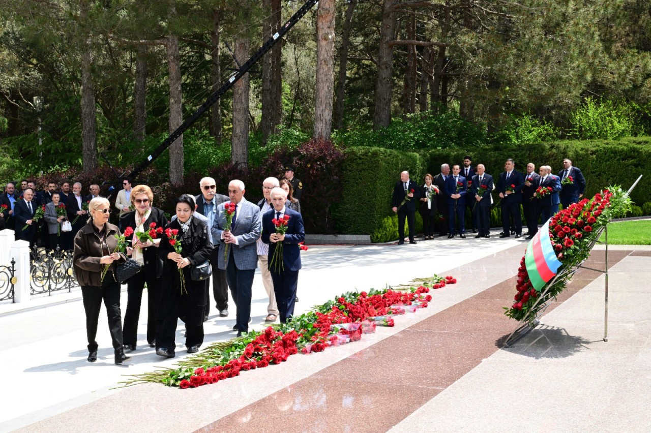 Mədəniyyət naziri və incəsənət xadimləri Ulu Öndərin məzarını ziyarət ediblər - FOTOLAR
