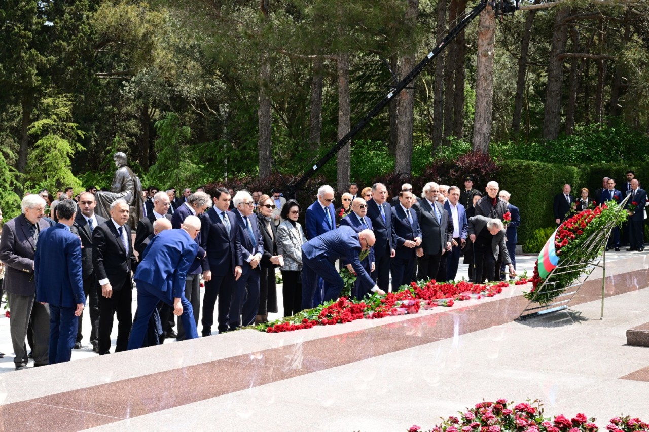 Mədəniyyət naziri və incəsənət xadimləri Ulu Öndərin məzarını ziyarət ediblər - FOTOLAR