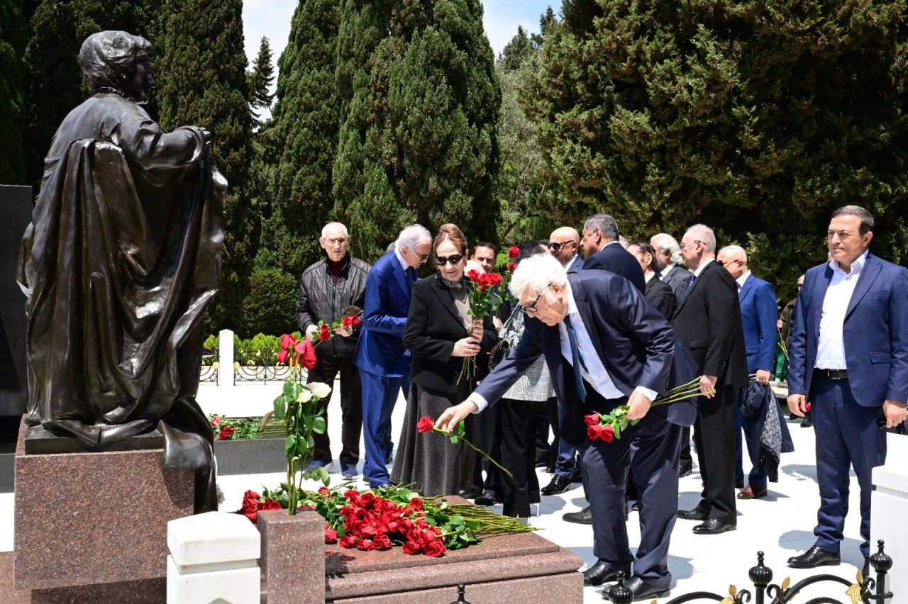 Mədəniyyət naziri və incəsənət xadimləri Ulu Öndərin məzarını ziyarət ediblər - FOTOLAR