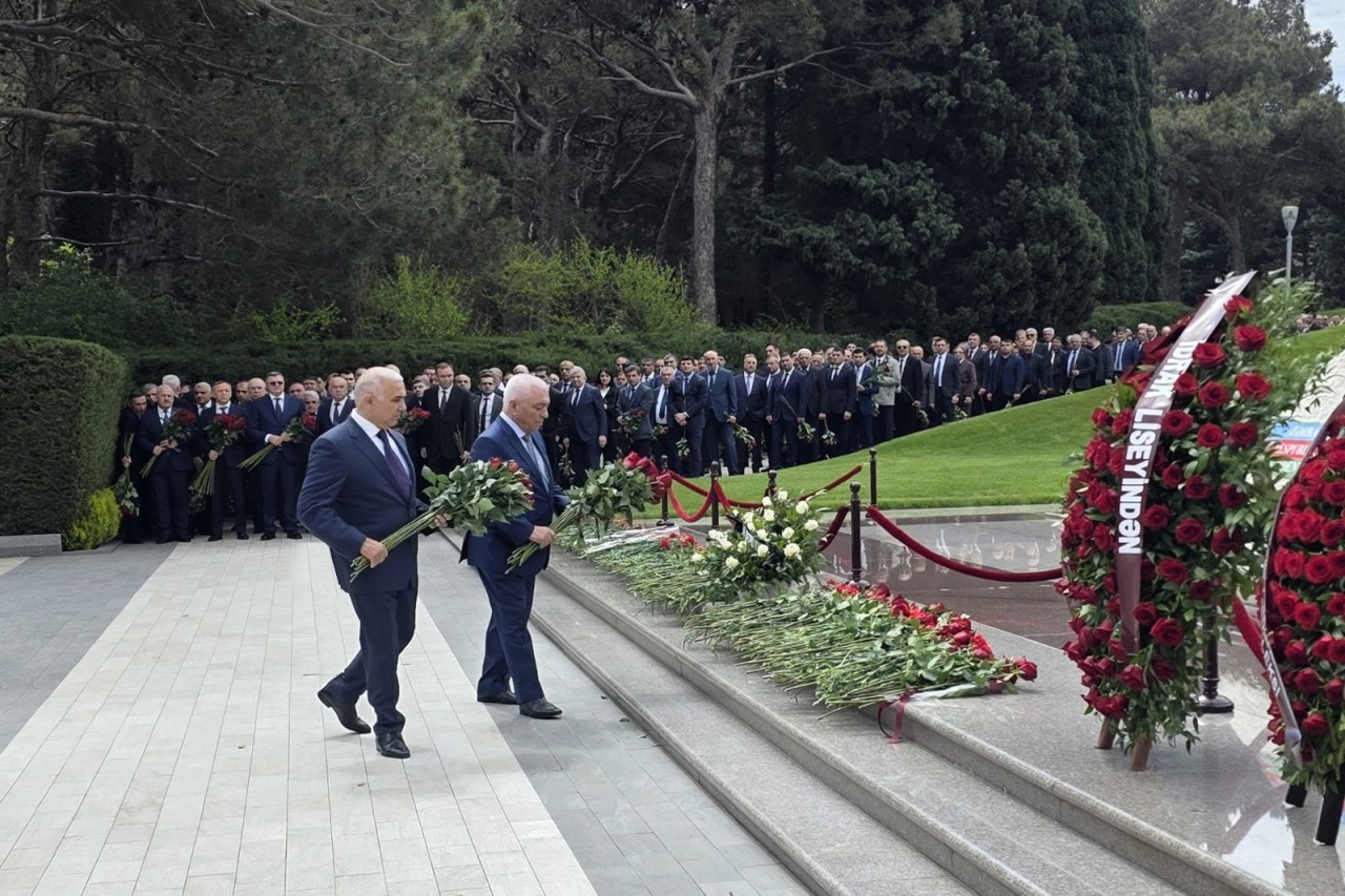 “AzərEnerji” və “Azərişıq” kollektivləri Ulu Öndərin məzarını ziyarət etdi - FOTO