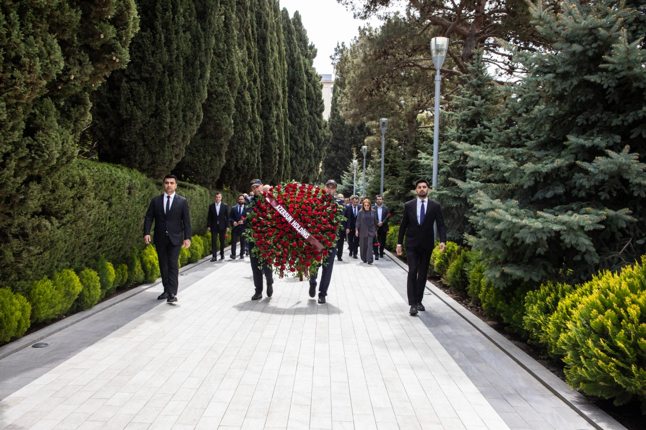 “Azərsun Holdinq”in rəhbər heyəti Ulu Öndərin məzarını ziyarət edib - FOTOLAR