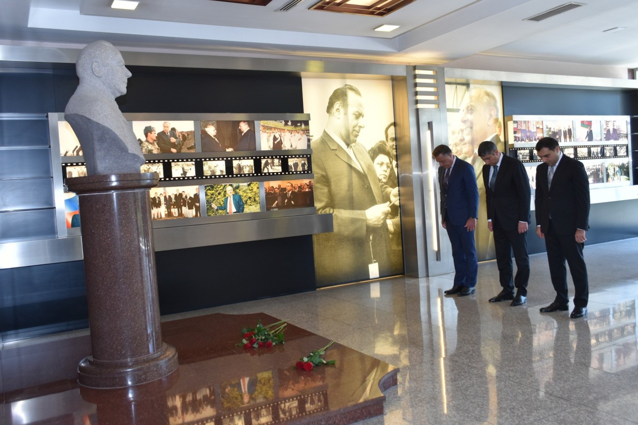 Yasamal rayon ictimaiyyəti Ulu Öndərin əziz xatirəsini yad etdi - FOTOLAR