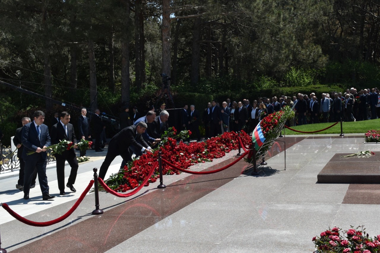 Yasamal rayon ictimaiyyəti Ulu Öndərin əziz xatirəsini yad etdi - FOTOLAR