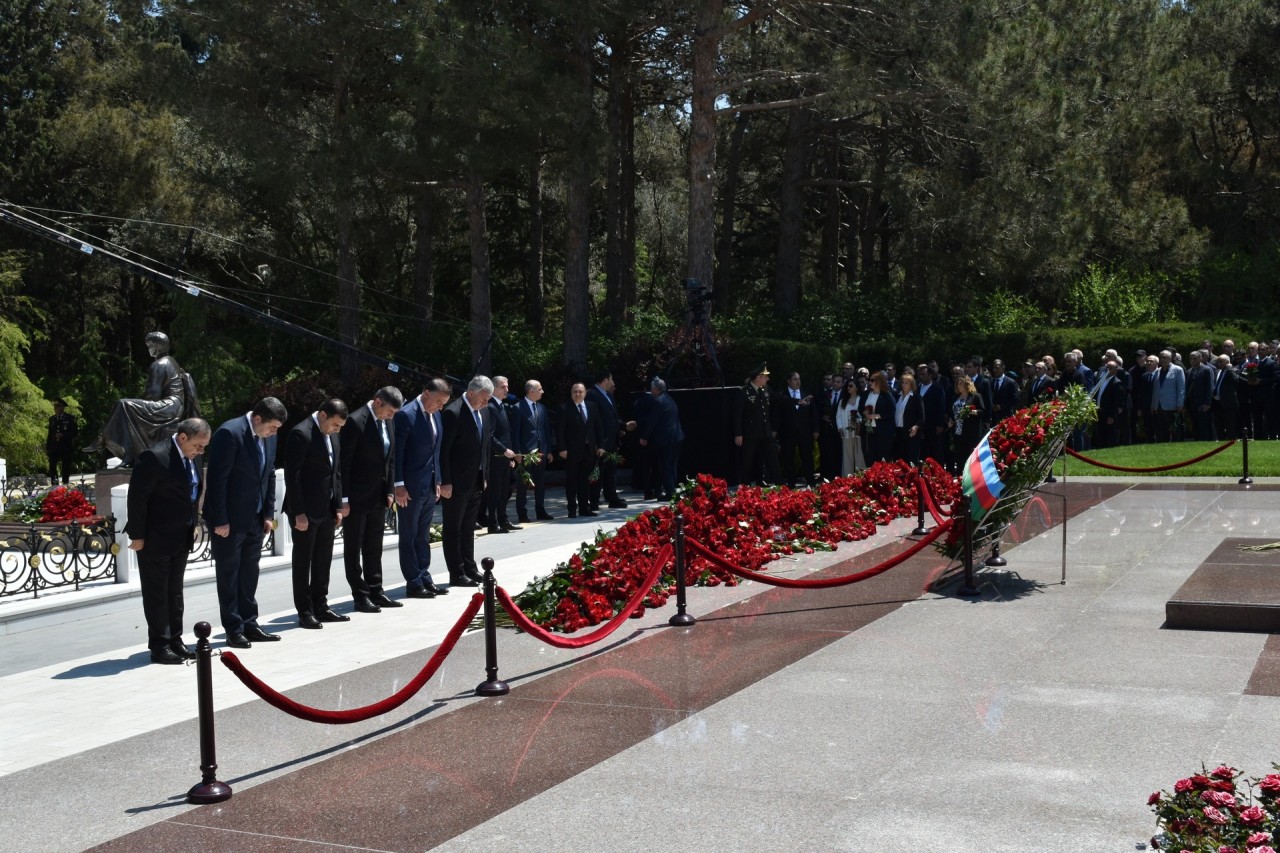 Yasamal rayon ictimaiyyəti Ulu Öndərin əziz xatirəsini yad etdi - FOTOLAR