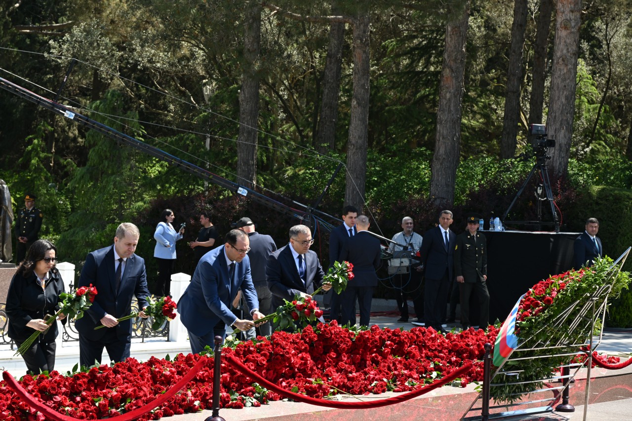 Kənd Təsərrüfatı Nazirliyinin kollektivi Ümummilli Liderin məzarını ziyarət edib - FOTOLAR