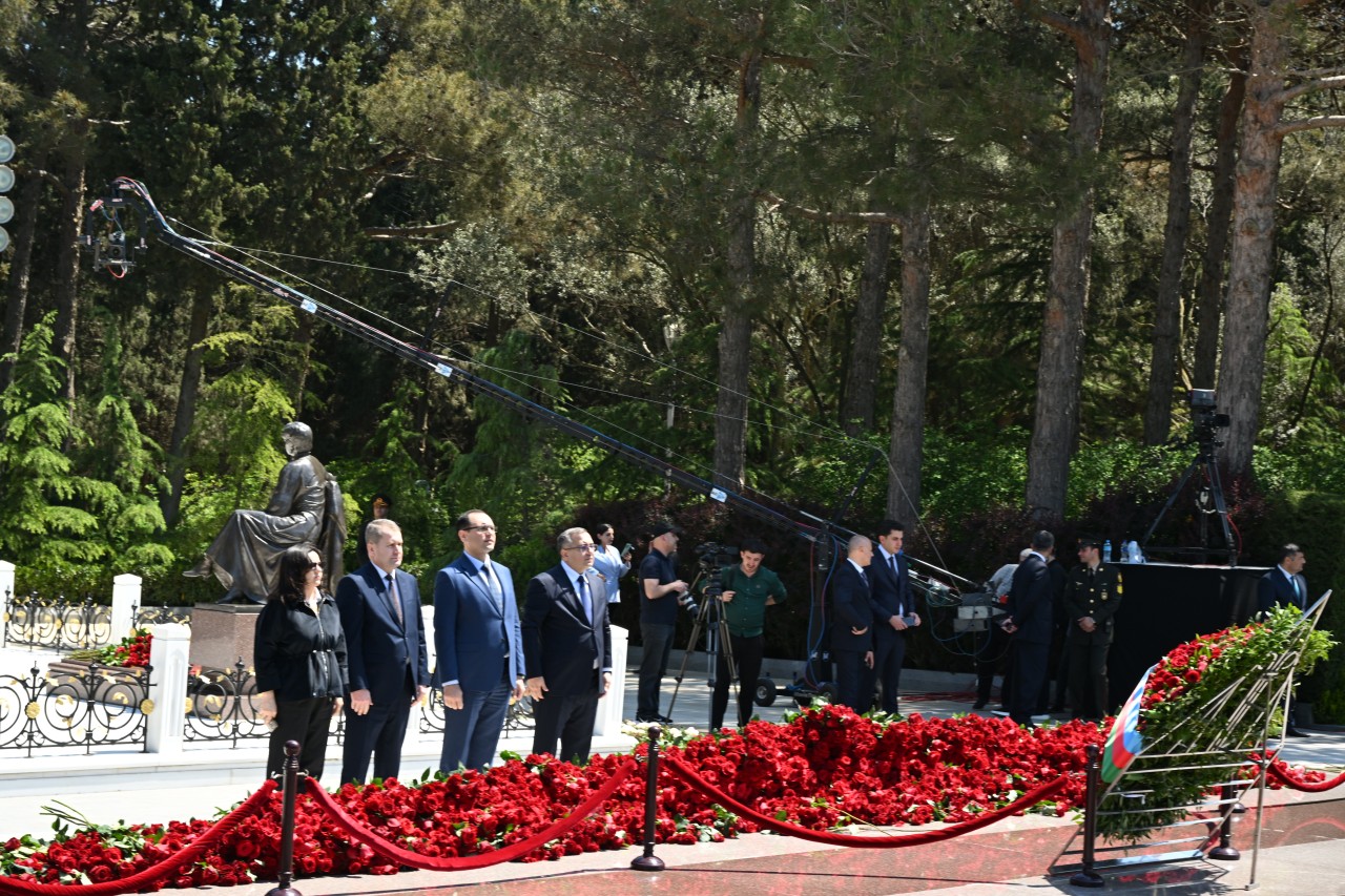 Kənd Təsərrüfatı Nazirliyinin kollektivi Ümummilli Liderin məzarını ziyarət edib - FOTOLAR