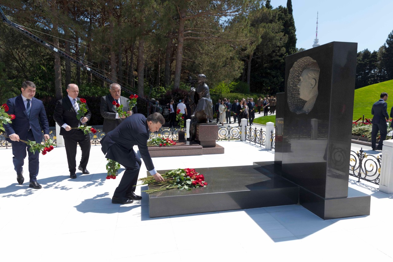 ATU rəhbərliyi Ulu Öndərin məzarını ziyarət edib - FOTOLAR