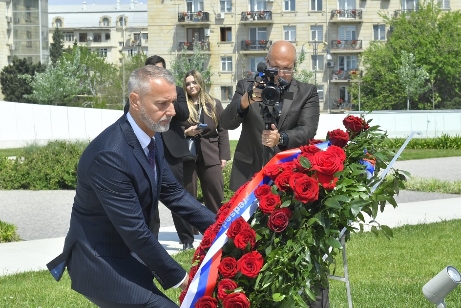 Slovakiya Milli Şurasının sədri Zəfər parkında - FOTOLAR