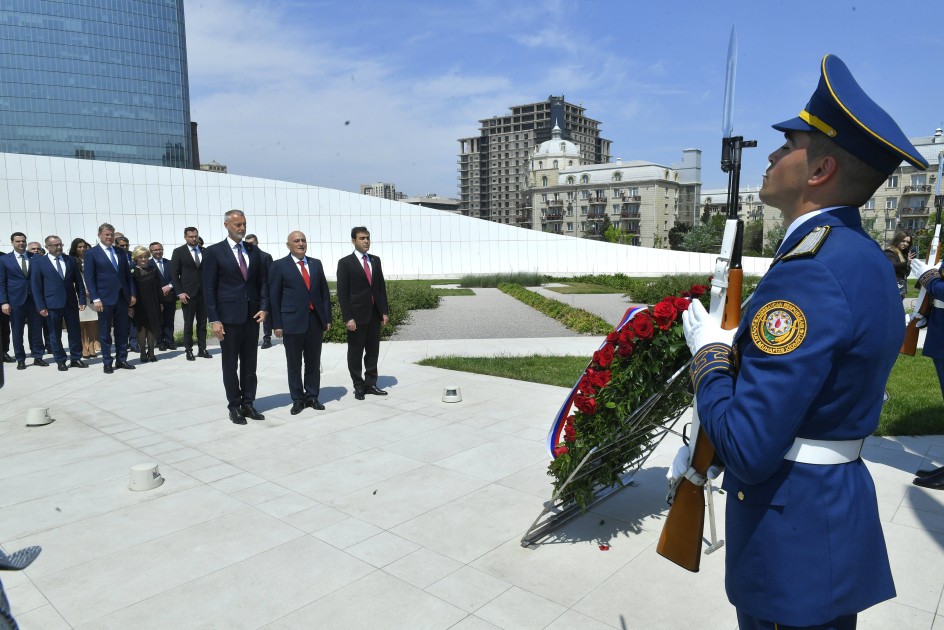 Slovakiya Milli Şurasının sədri Zəfər parkında - FOTOLAR