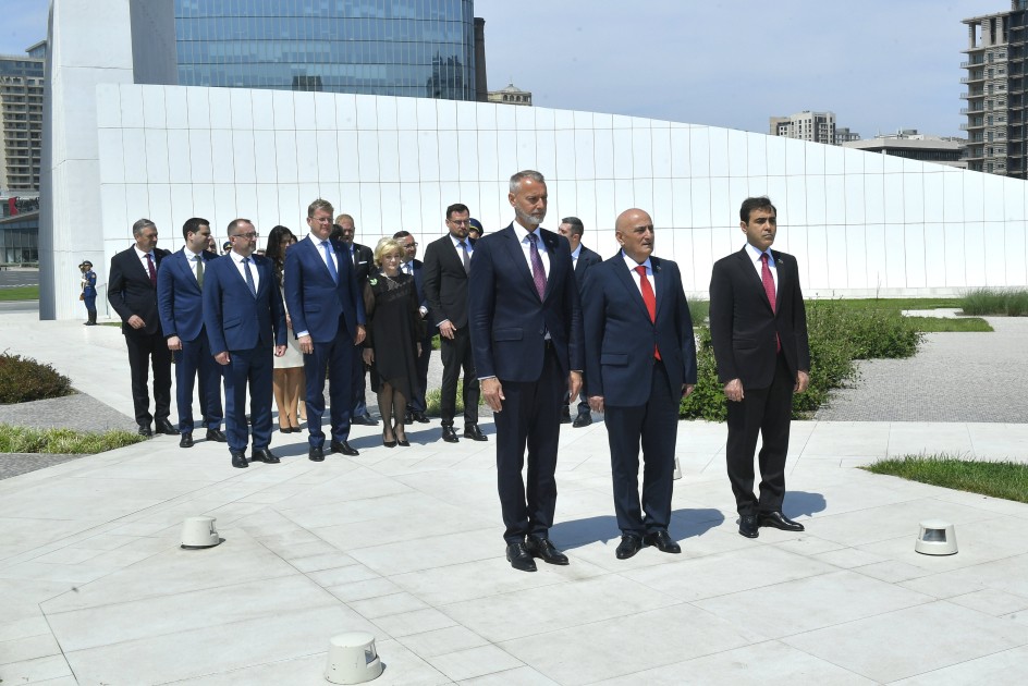 Slovakiya Milli Şurasının sədri Zəfər parkında - FOTOLAR