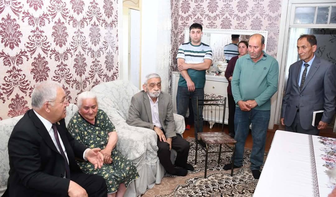 Vaqif Həsənov şəhid ailəsini evində ziyarət edib - FOTOLAR