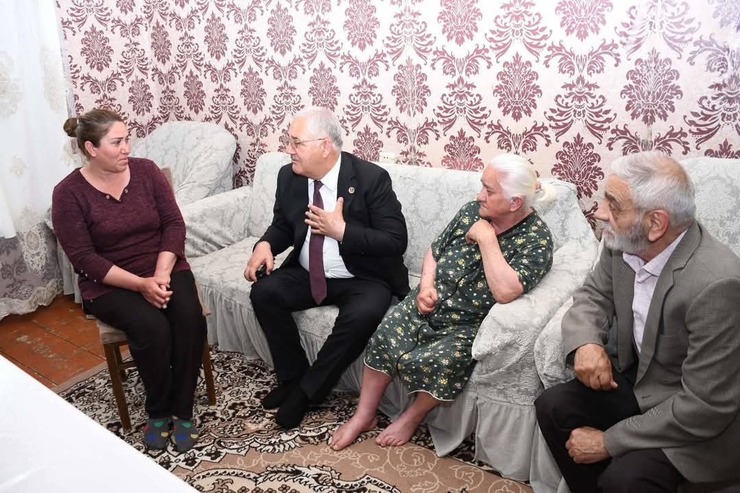 Vaqif Həsənov şəhid ailəsini evində ziyarət edib - FOTOLAR