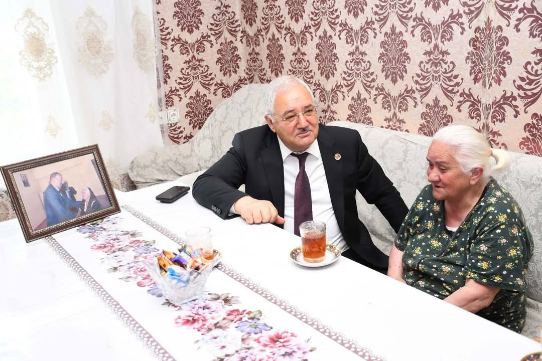 Vaqif Həsənov şəhid ailəsini evində ziyarət edib - FOTOLAR