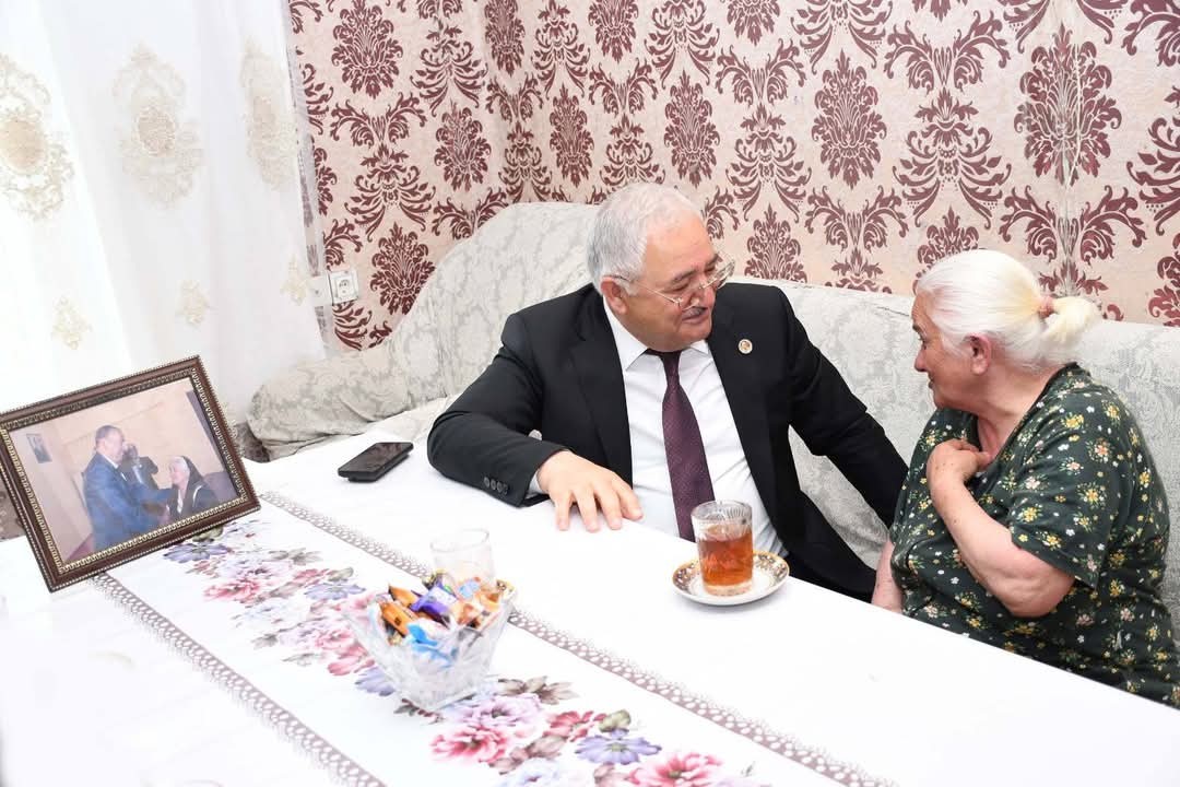 Vaqif Həsənov şəhid ailəsini evində ziyarət edib - FOTOLAR