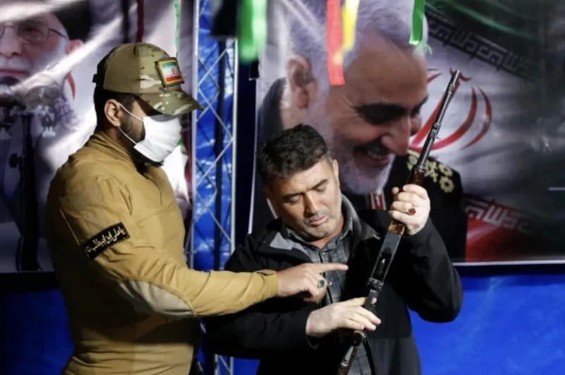 Başlarında çarşaf, əllərində silah... - FOTOLAR
