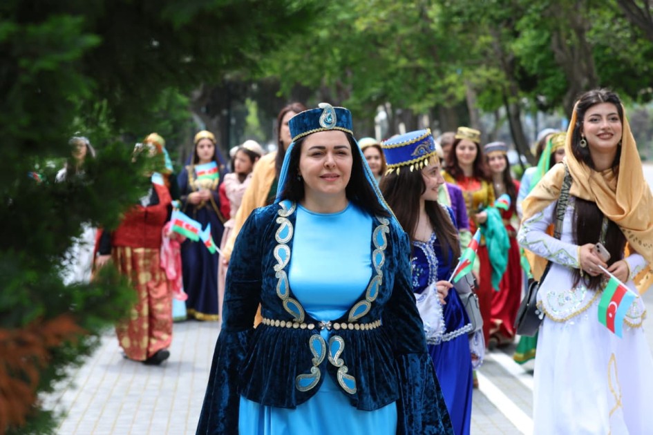 Bakının mərkəzində milli ab-hava - Fotolar