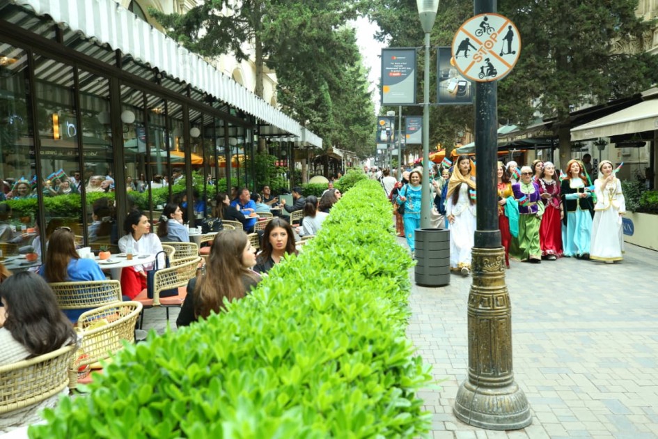 Bakının mərkəzində milli ab-hava - Fotolar