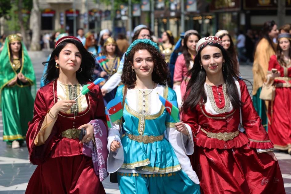 Bakının mərkəzində milli ab-hava - Fotolar