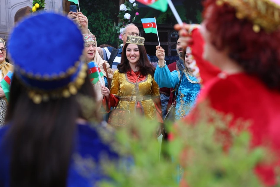 Bakının mərkəzində milli ab-hava - Fotolar