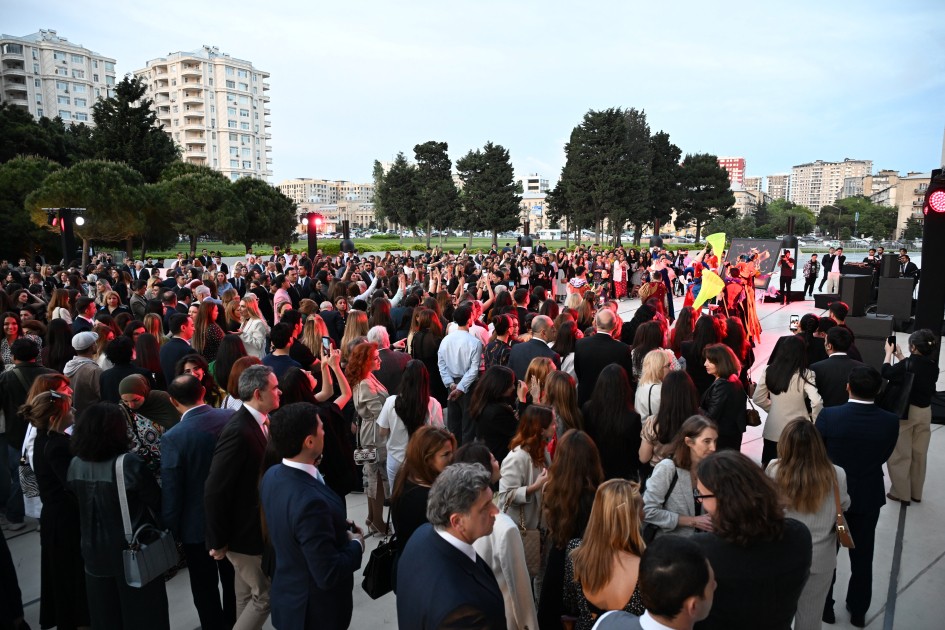 Prezidentin qızı və gəlini perulu rəssamın sərgisində - FOTOLAR