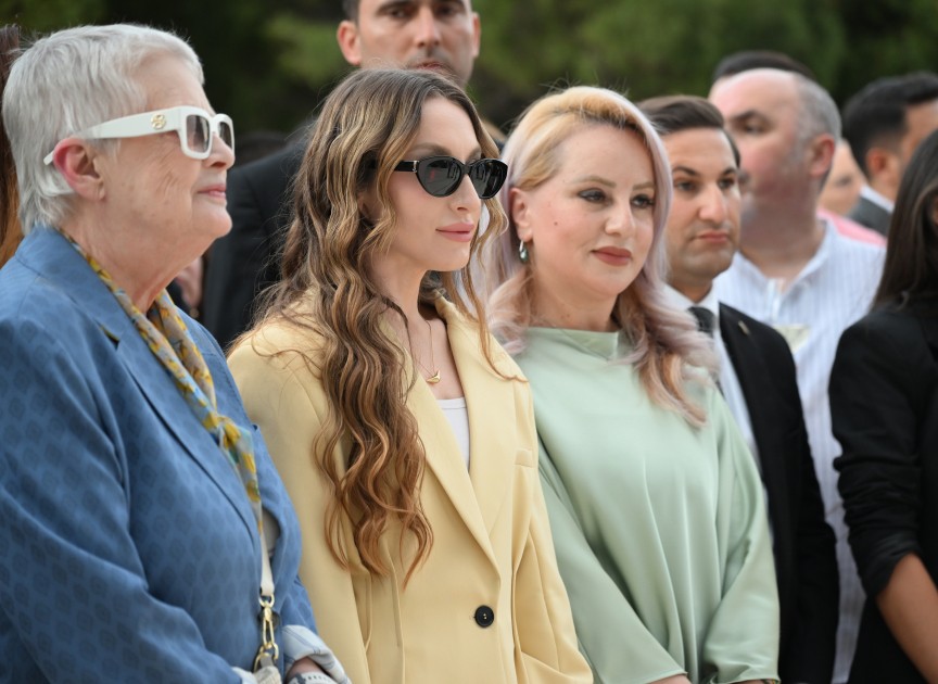 Prezidentin qızı və gəlini perulu rəssamın sərgisində - FOTOLAR