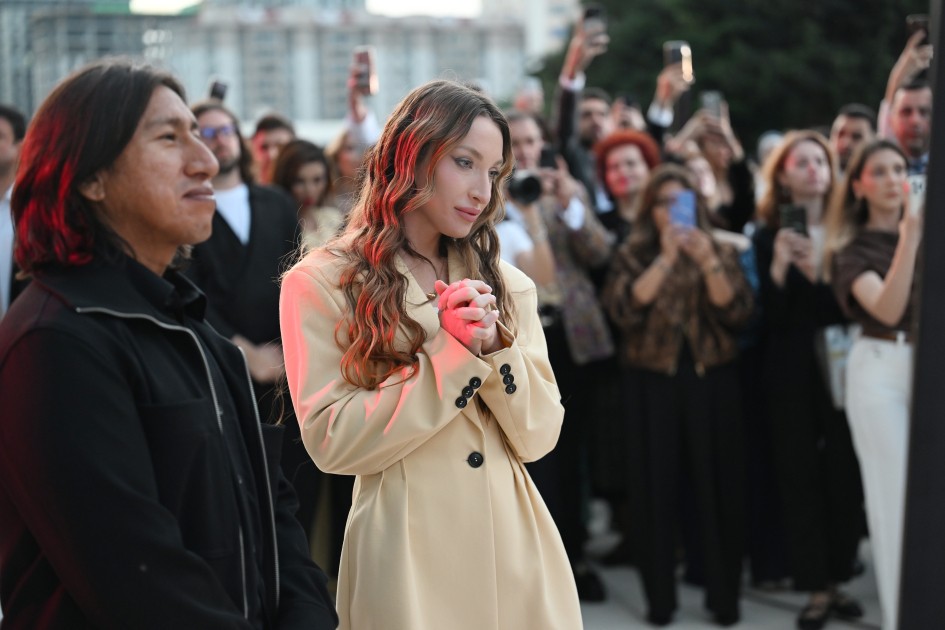 Prezidentin qızı və gəlini perulu rəssamın sərgisində - FOTOLAR
