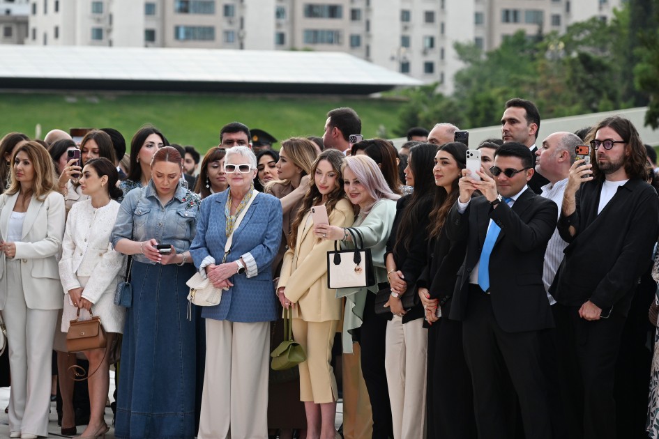 Prezidentin qızı və gəlini perulu rəssamın sərgisində - FOTOLAR