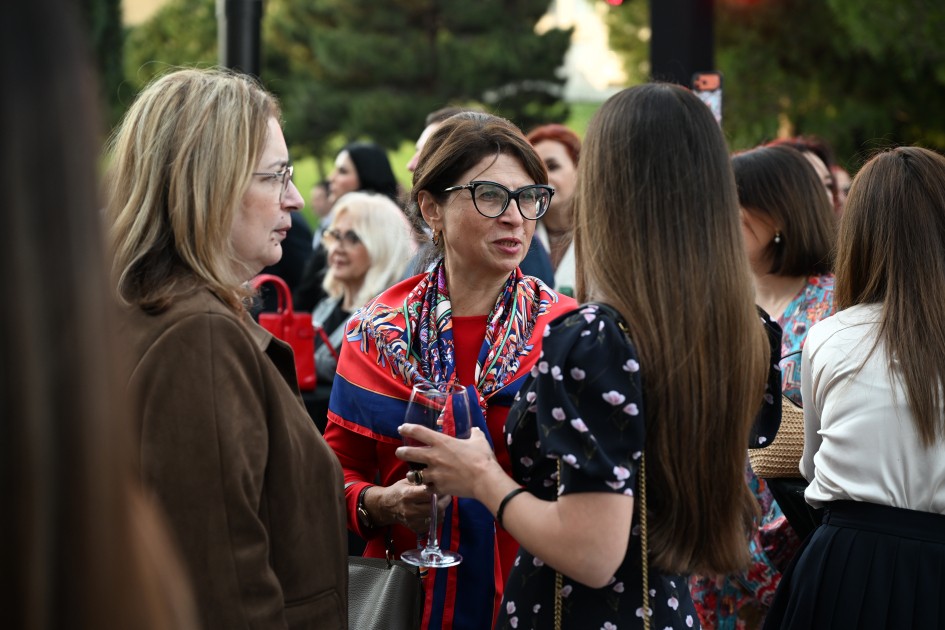 Prezidentin qızı və gəlini perulu rəssamın sərgisində - FOTOLAR