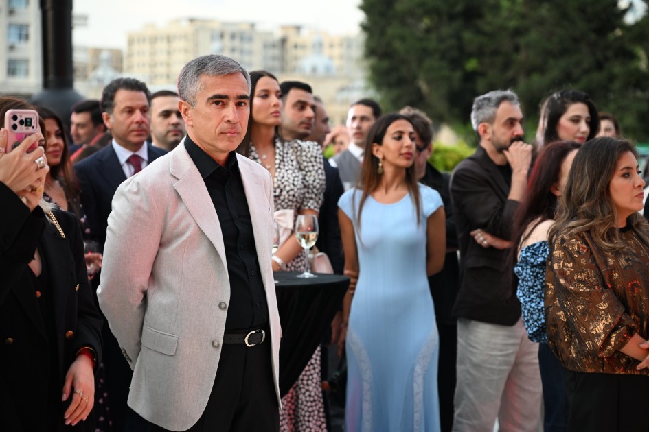 Prezidentin qızı və gəlini perulu rəssamın sərgisində - FOTOLAR
