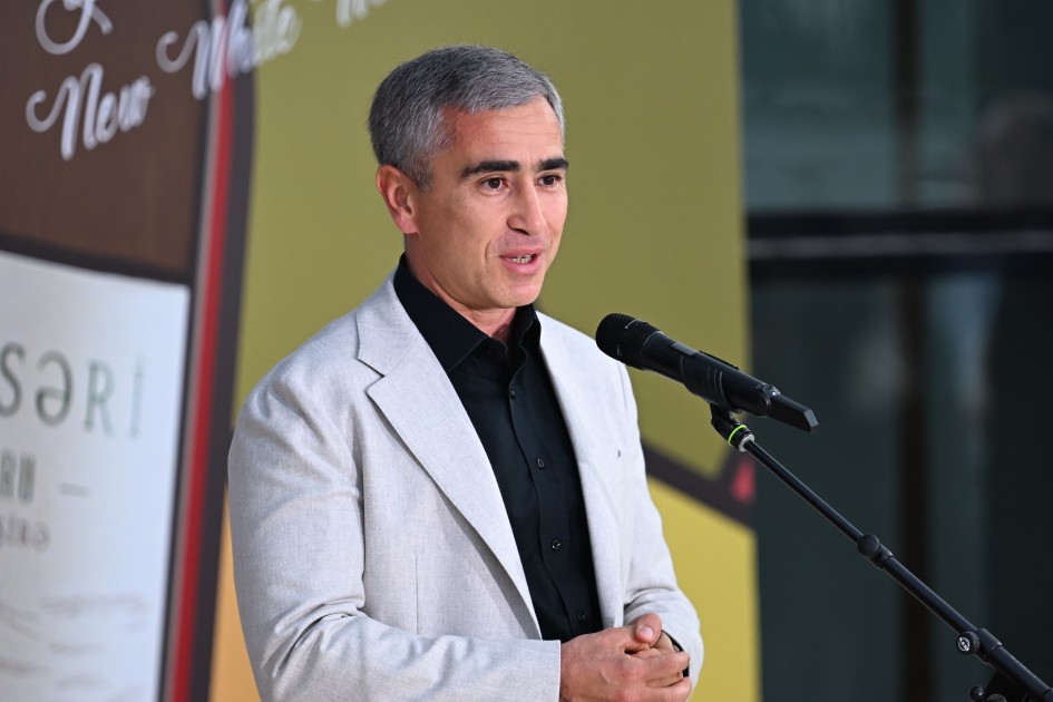 Prezidentin qızı və gəlini perulu rəssamın sərgisində - FOTOLAR