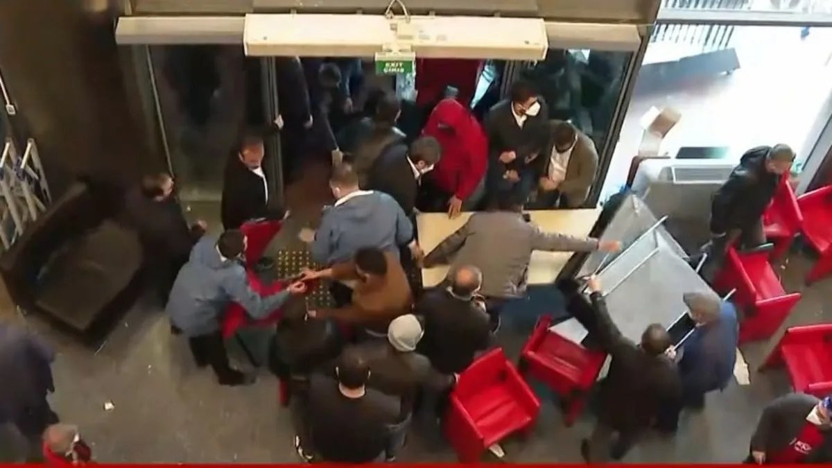 CHP qərargahında ara qarışdı - Özgür Özel binadan çıxarıldı (FOTOLAR)