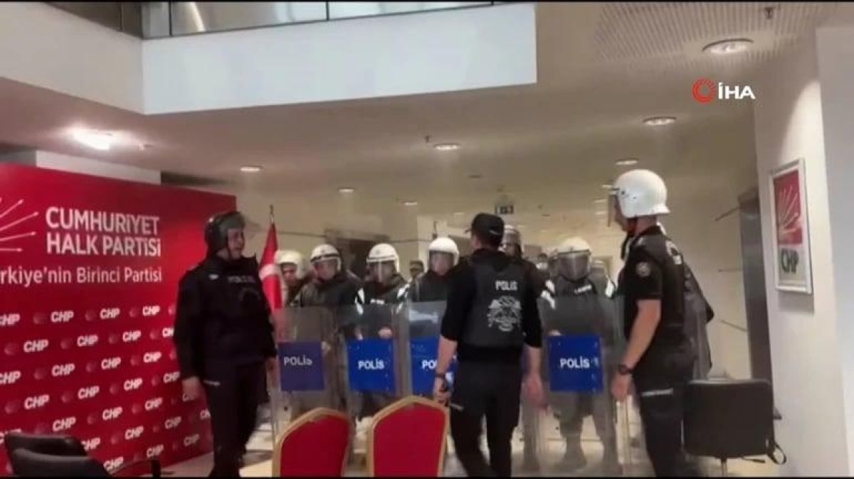 CHP qərargahında ara qarışdı - Özgür Özel binadan çıxarıldı (FOTOLAR)