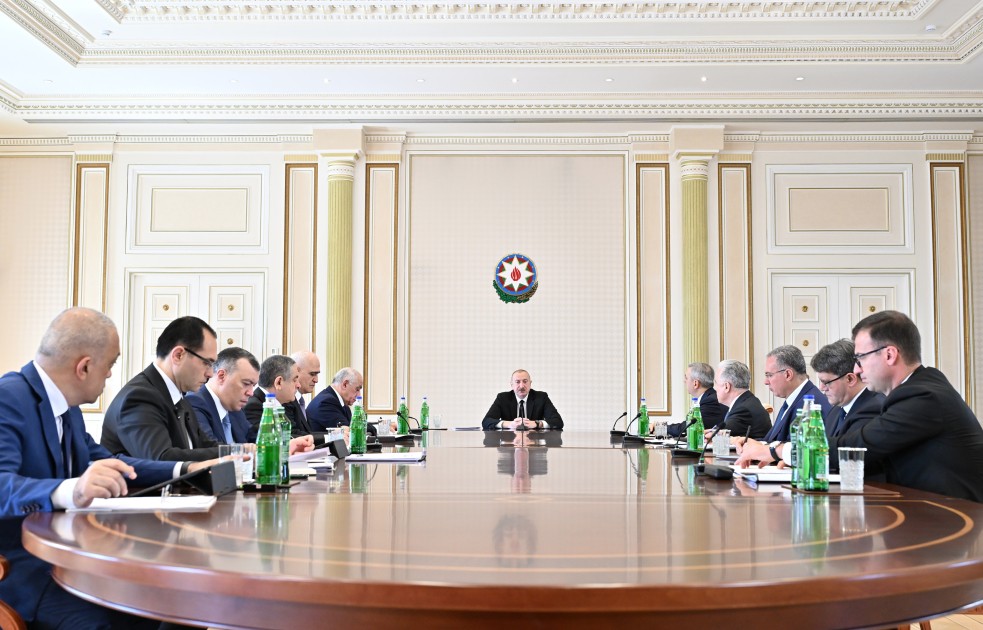 İlham Əliyev müşavirə keçirdi - FOTOLAR