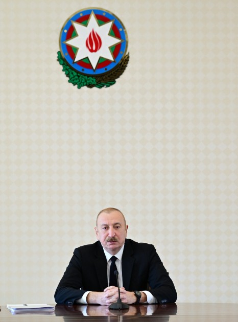 İlham Əliyev müşavirə keçirdi - FOTOLAR