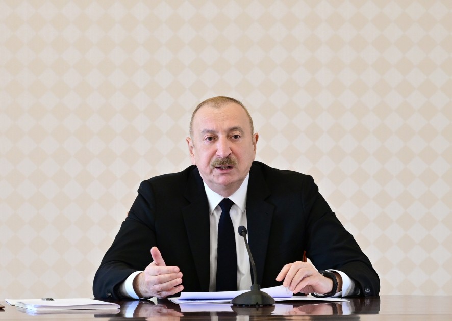 İlham Əliyev müşavirə keçirdi - FOTOLAR