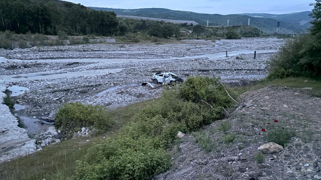 Ağsuda BYD çaya aşdı - Ölənlər var (FOTOLAR)