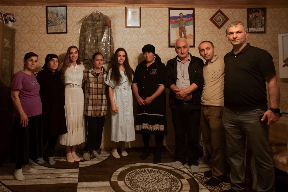 Prezidentin qızları şəhid ailəsinin evində oldular - FOTOLAR