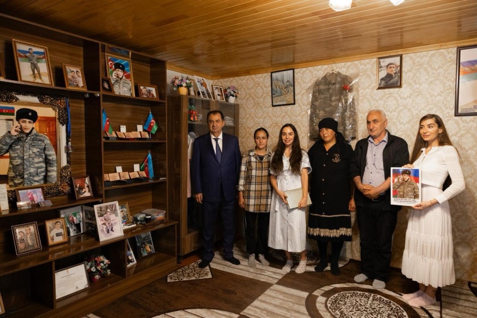 Prezidentin qızları şəhid ailəsinin evində oldular - FOTOLAR