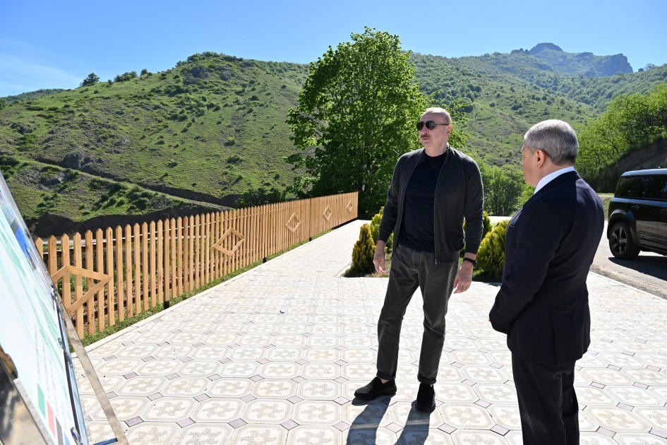 Prezident Şuşanın Böyük Qaladərəsi kəndində görülən işlərlə tanış olub - FOTOLAR