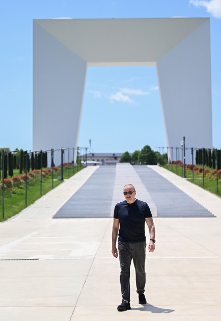 İlham Əliyev Xankəndidə Zəfər tağının önünə gül dəstələri düzüb - FOTOLAR