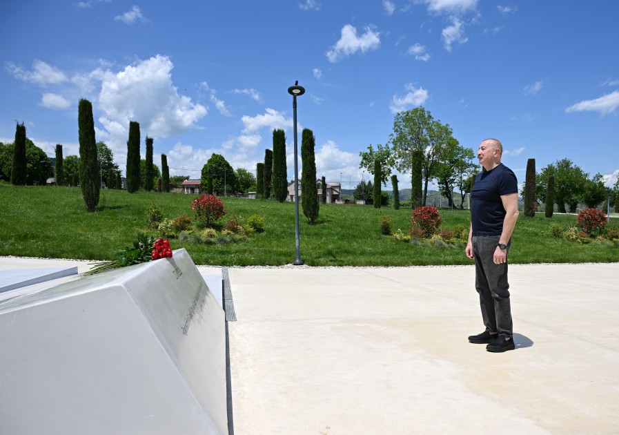 İlham Əliyev Xankəndidə Zəfər tağının önünə gül dəstələri düzüb - FOTOLAR