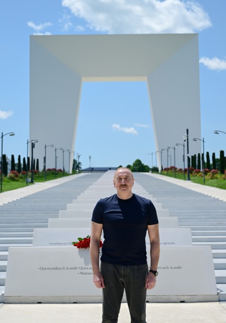 İlham Əliyev Xankəndidə Zəfər tağının önünə gül dəstələri düzüb - FOTOLAR