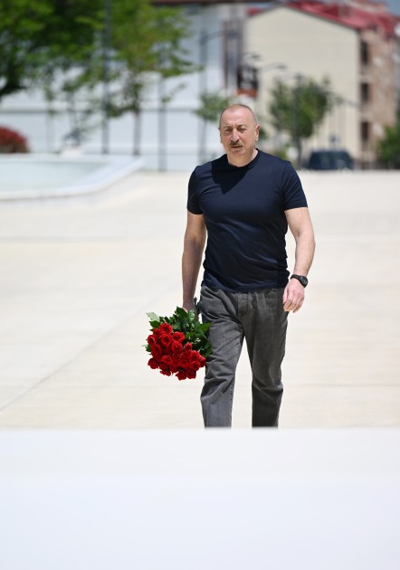 İlham Əliyev Xankəndidə Zəfər tağının önünə gül dəstələri düzüb - FOTOLAR