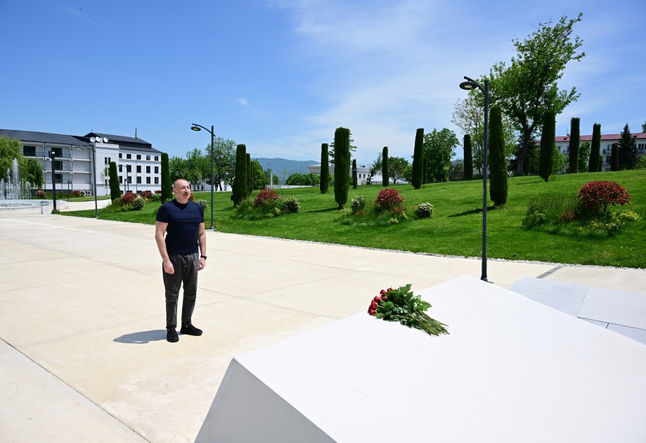 İlham Əliyev Xankəndidə Zəfər tağının önünə gül dəstələri düzüb - FOTOLAR