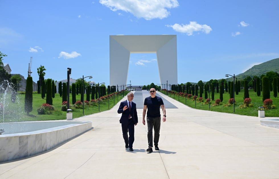 İlham Əliyev Xankəndidə Zəfər tağının önünə gül dəstələri düzüb - FOTOLAR