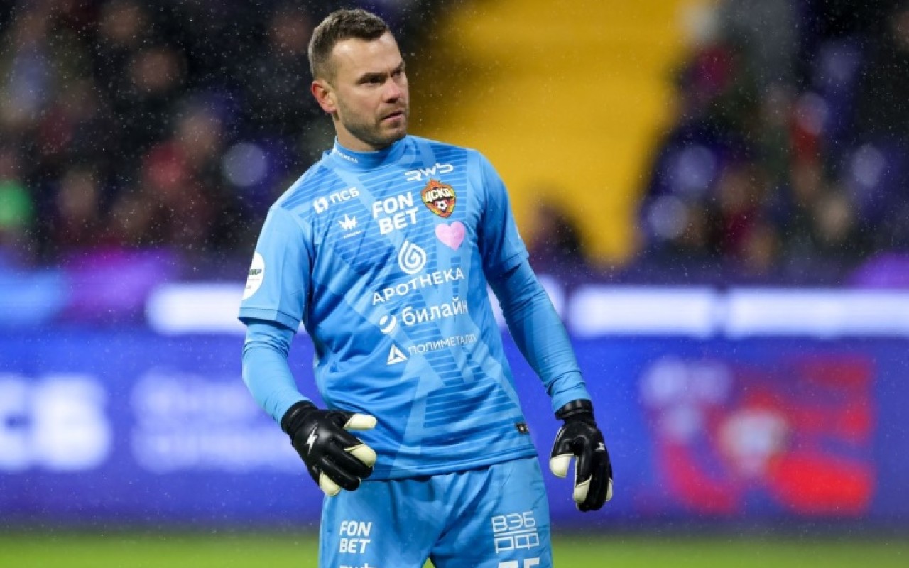 İqor Akinfeyev yeni müqaviləyə imza atdı